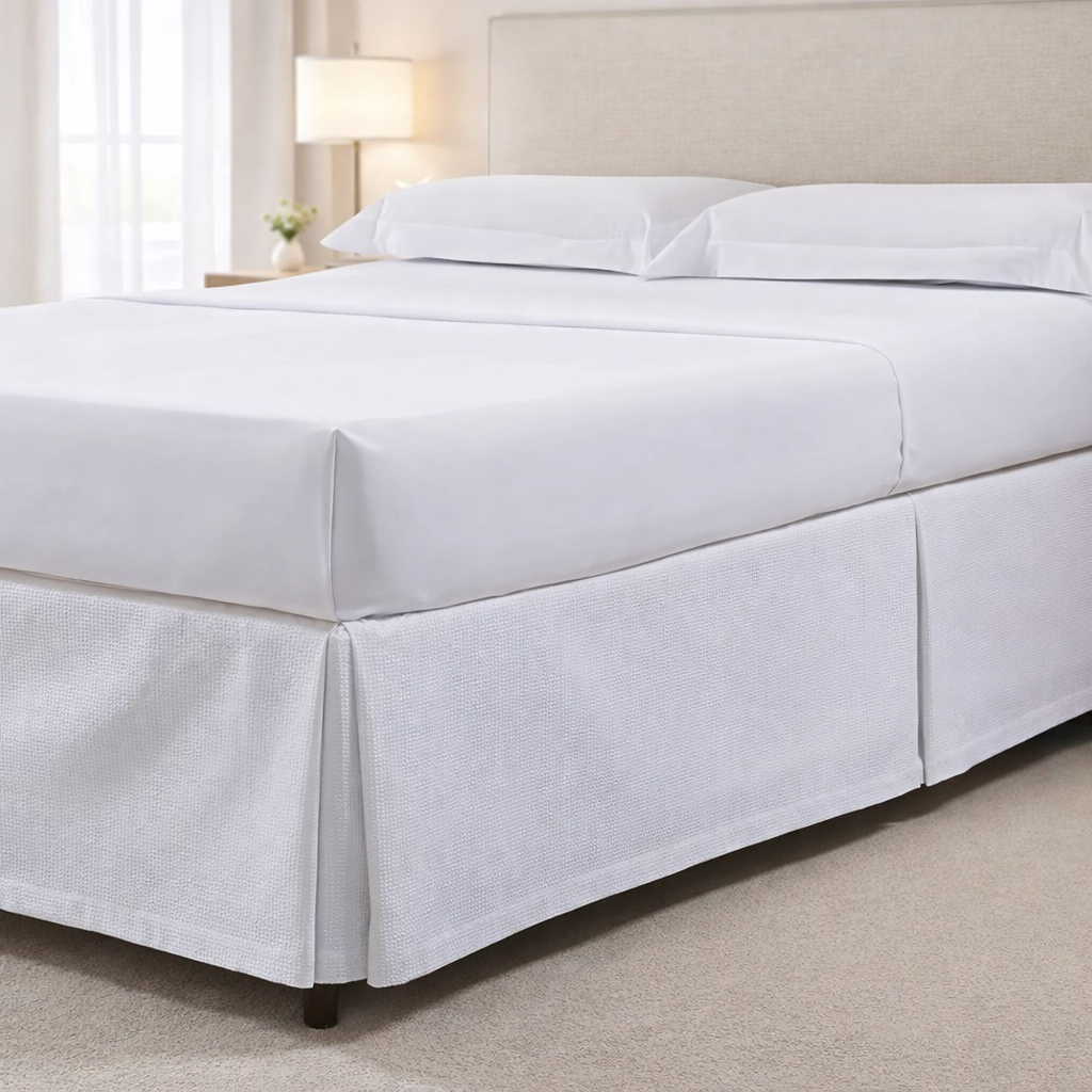 Cama de hotel com saia branca para cama box